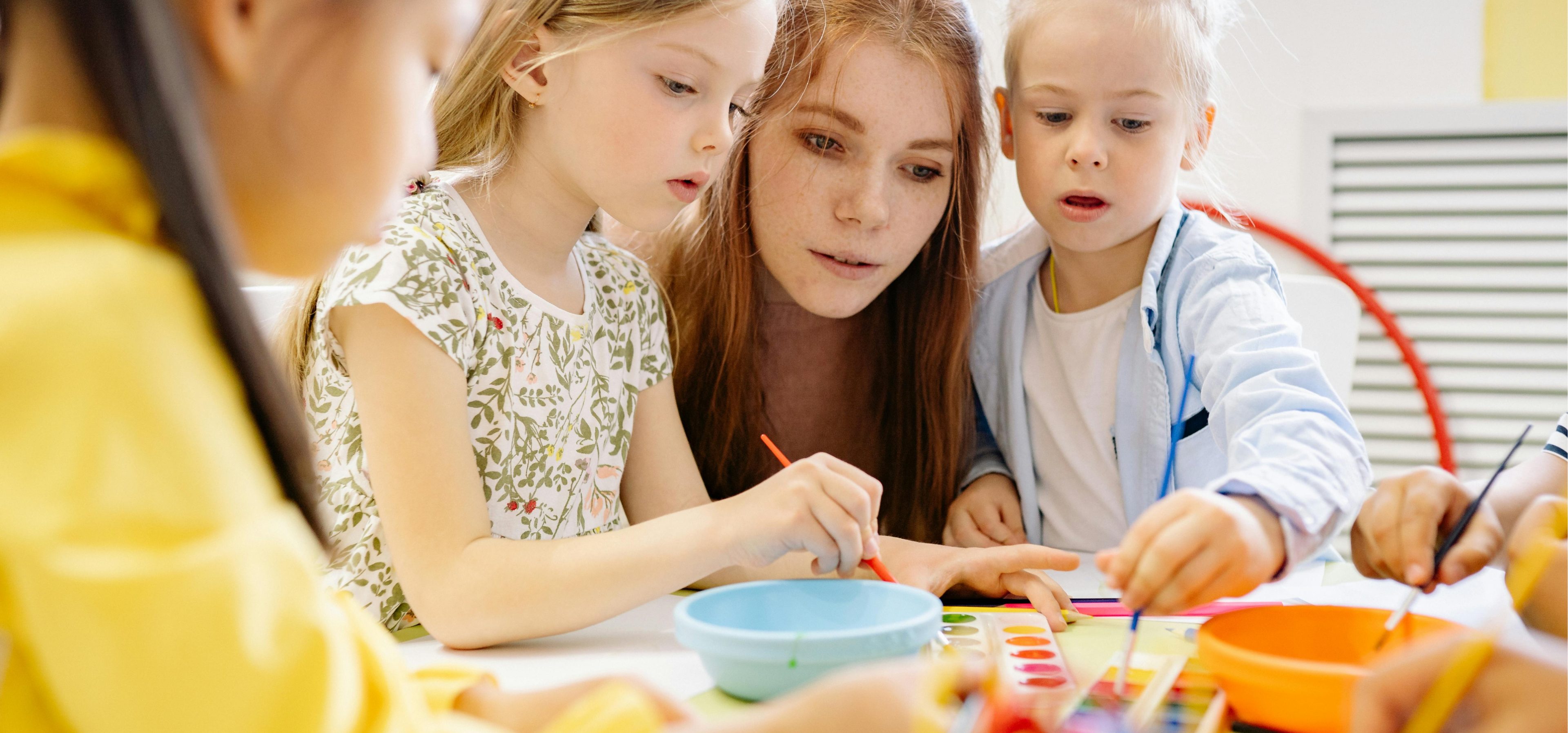 Kinder malen mit Wasserfarbe